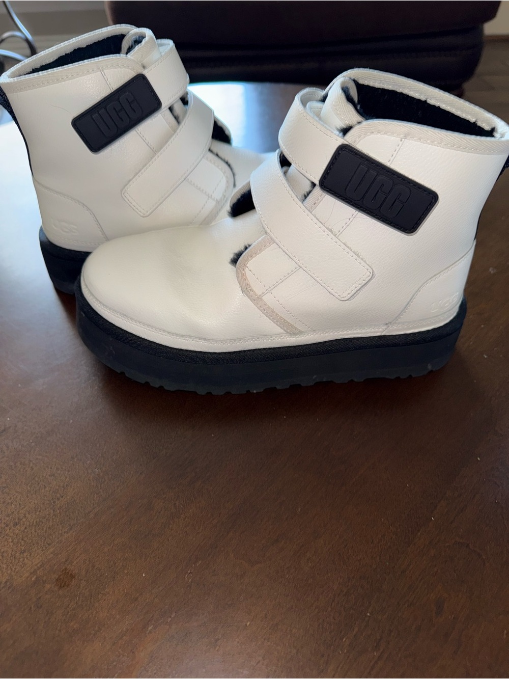 UGG Youth 6 (women’s 7.5)White Leather Hook-and-Loop Ankle Boots with Black Sole